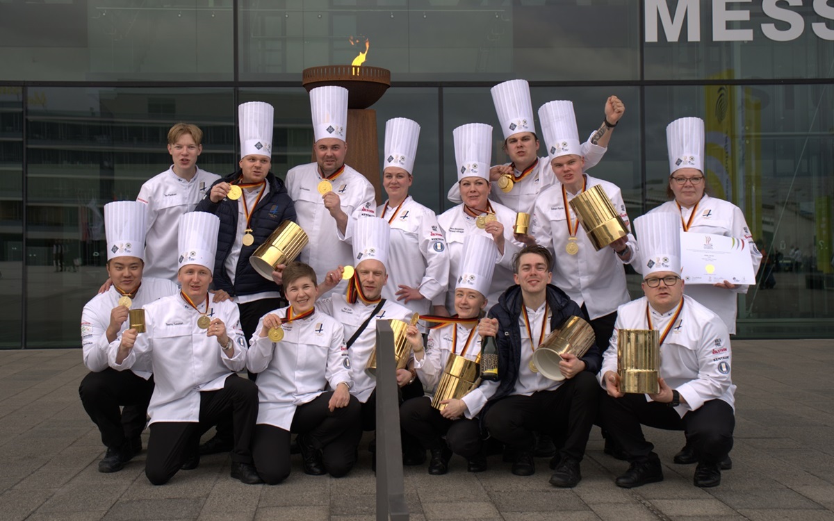 Jamix tukee kultamitalia puolustavaa Suomen Kokkimaajoukkuetta. Kuva: Dhenzel Manalo